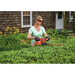 Black & Decker 120V Dual-Action Blade 16 in. Corded Hedge Trimmer
