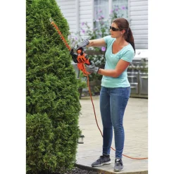 Black & Decker 120V Dual-Action Blade 16 in. Corded Hedge Trimmer