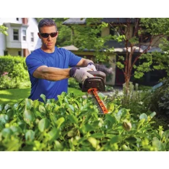 Black & Decker 20V MAX POWERCUT Lithium-Ion 22 in. Cordless Hedge Trimmer Kit (1.5 Ah)