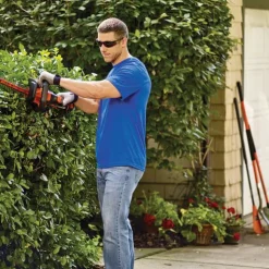 Black & Decker 20V MAX POWERCUT Lithium-Ion 22 in. Cordless Hedge Trimmer Kit (1.5 Ah)