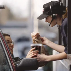 Dart Prima Strawless Plastic Lids Fits 30 oz. to 32 oz. Cold Cups - Clear (1200/Carton)