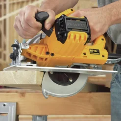 Dewalt 7-1/4 in. Lightweight Circular Saw Kit - DWE575