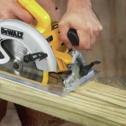 Dewalt 7-1/4 in. Lightweight Circular Saw Kit - DWE575