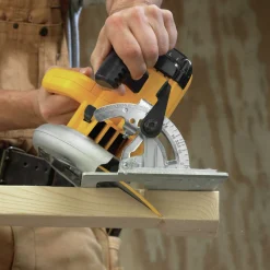 Dewalt 7-1/4 in. Lightweight Circular Saw Kit - DWE575