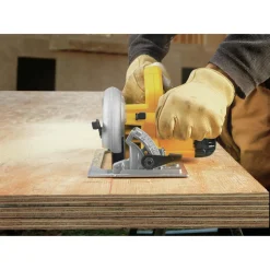 Dewalt 7-1/4 in. Lightweight Circular Saw Kit - DWE575
