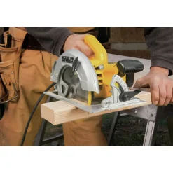 Dewalt 7-1/4 in. Lightweight Circular Saw Kit - DWE575