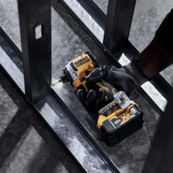 Dewalt ATOMIC 20V MAX Brushless Lithium-Ion 1/4 in. Cordless 3-Speed Impact Driver Kit (5 Ah)