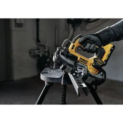 Dewalt 20V MAX ATOMIC Brushless Lithium-Ion 1-3/4 in. Cordless Band Saw Kit (4 Ah)