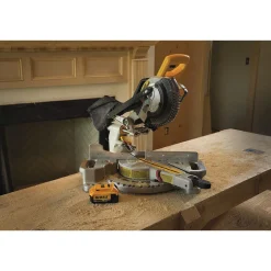 Dewalt 20V MAX Lithium-Ion Cordless 7 1/4 in. Sliding Miter Saw Kit (4 Ah)