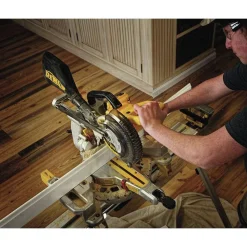 Dewalt 20V MAX Lithium-Ion Cordless 7 1/4 in. Sliding Miter Saw Kit (4 Ah)