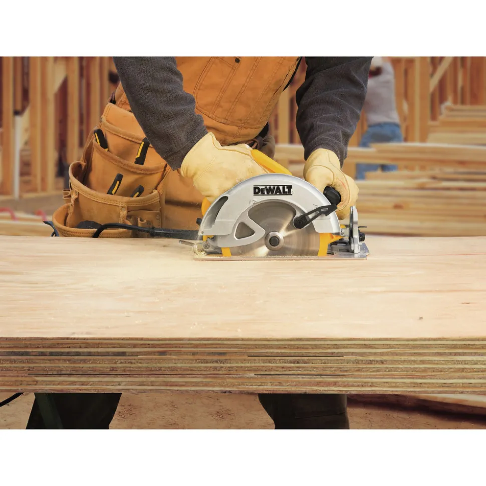 Factory Reconditioned Dewalt 7-1/4 in. Lightweight Corded Circular Saw Kit