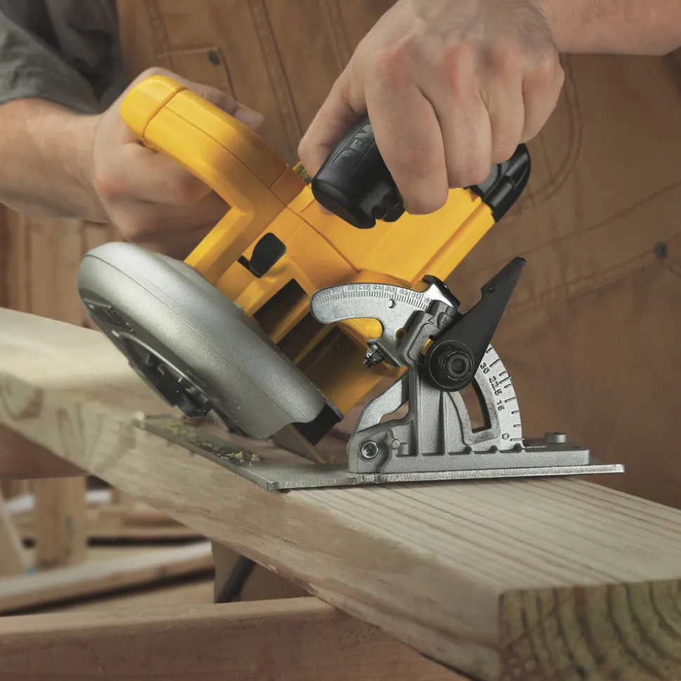 Factory Reconditioned Dewalt 7-1/4 in. Lightweight Corded Circular Saw Kit