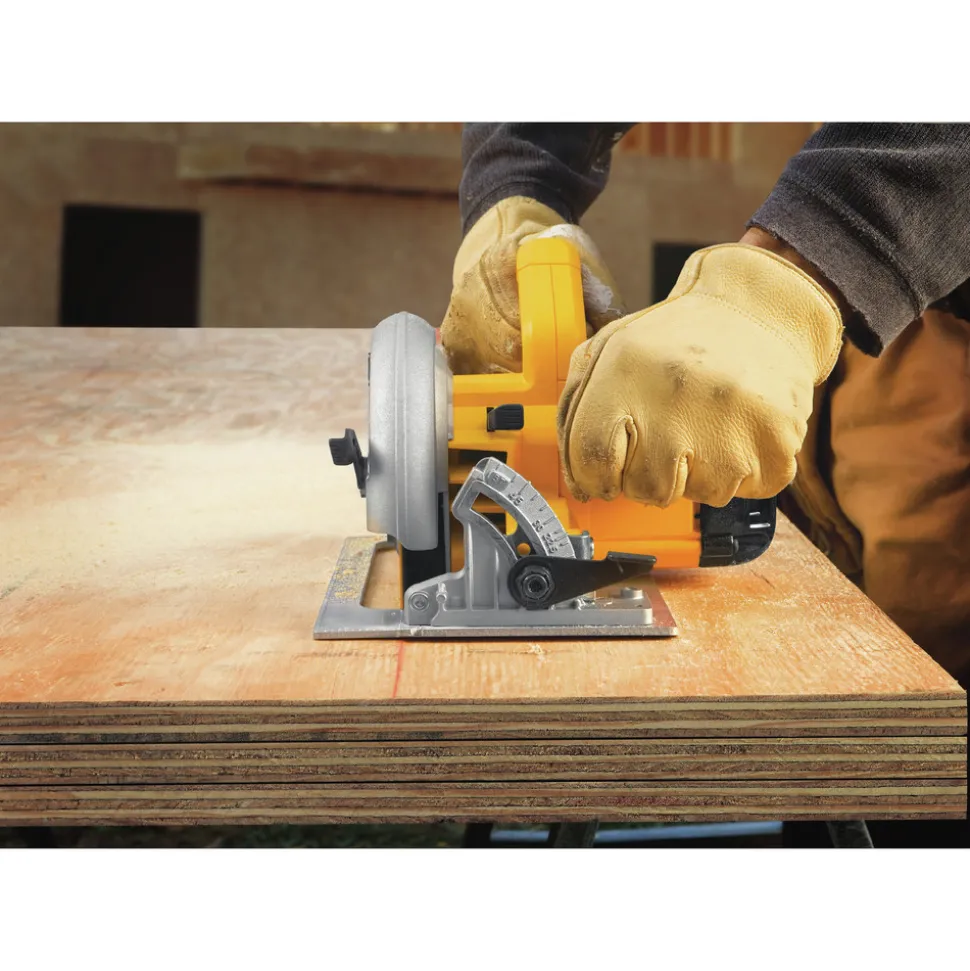 Factory Reconditioned Dewalt 7-1/4 in. Lightweight Corded Circular Saw Kit