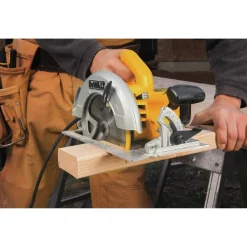 Factory Reconditioned Dewalt 7-1/4 in. Lightweight Corded Circular Saw Kit