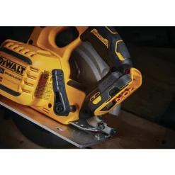 Factory Reconditioned Dewalt 20V MAX Brushless Lithium-Ion 7-1/4 in. Cordless Circular Saw with FLEXVOLT ADVANTAGE (Tool Only)