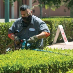 Factory Reconditioned Makita 40V max XGT Brushless Lithium-Ion 30 in. Cordless Hedge Trimmer Kit (4 Ah)