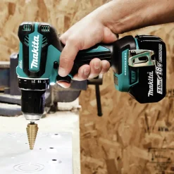 Factory Reconditioned Makita 18V LXT Brushless Lithium-Ion 1/2 in. Cordless Drill/ Impact Driver Combo Kit (3 Ah)