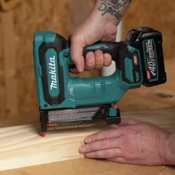 Makita 40V max XGT Brushless Lithium-Ion 23 Gauge Cordless Pin Nailer Kit (2.5 Ah)