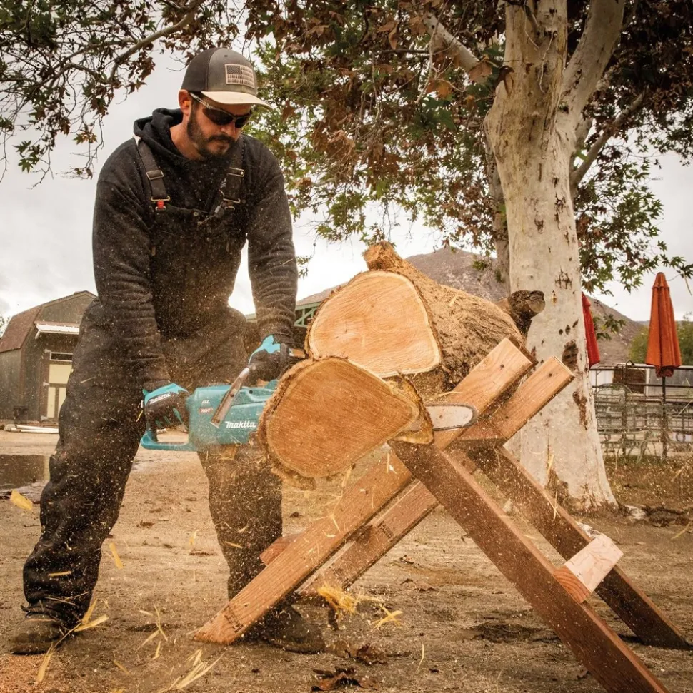 Makita 40V max XGT Brushless Lithium-Ion 16 in. Cordless Chain Saw Kit (4.0Ah)