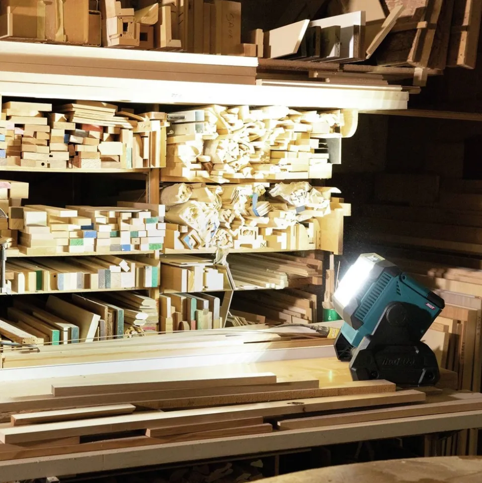 Makita 40V Max XGT Lithium-Ion Cordless Work Light (Tool Only)