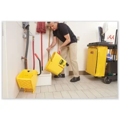 Rubbermaid Commercial 17.25 in. x 30.5 in. 24 Gallon Zippered Vinyl Cleaning Cart Bag - Yellow