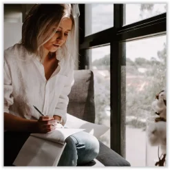 uni-ball Signo 207 Bold 1 millimeter Retractable Gel Pen - Black Ink/Smoke/Black Barrel (1-Dozen)