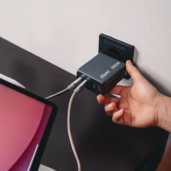 Verbatim 200 Watts 4-Port GaN Wall Charger - Black/Gray